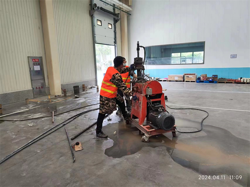 永发镇厂房地面下沉塌陷注浆加固施工